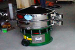 800型單層三次元振動(dòng)篩，產(chǎn)量可達(dá)800kg/h。