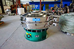 1200型三次元振動(dòng)篩，產(chǎn)量可達(dá)2100kg/h。